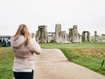From Bristol: Stonehenge and Cotswold Villages Day Tour