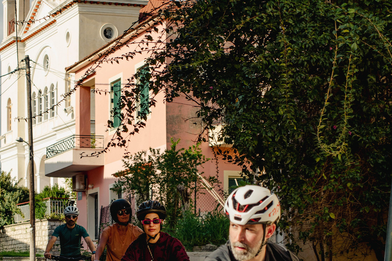 Korfu mit dem E-Bike entdecken: Radeln Sie durch die Natur und das lokale LebenEntdecke Korfu mit dem E-Bike: Tauch ein in die Natur und das lokale Leben