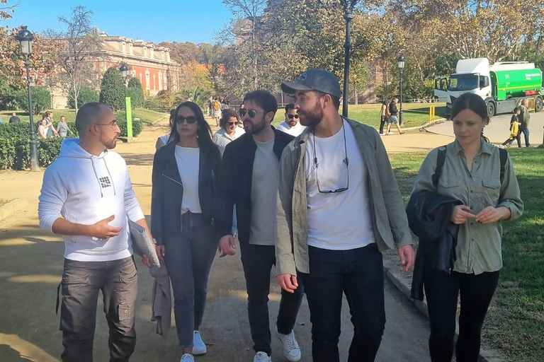 Barcelona: Old Town Private Walking Tour of Past and Present 2H - Guided tour in Spanish with Fábio