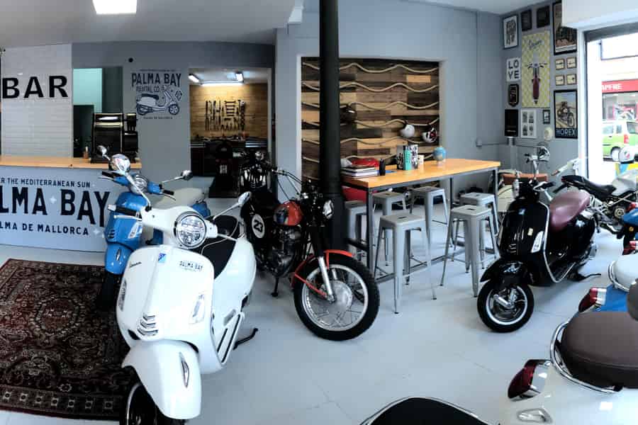 Mallorca: Erkunde die Insel Mallorca mit dem ikonischen Vespa-Roller. Foto: GetYourGuide