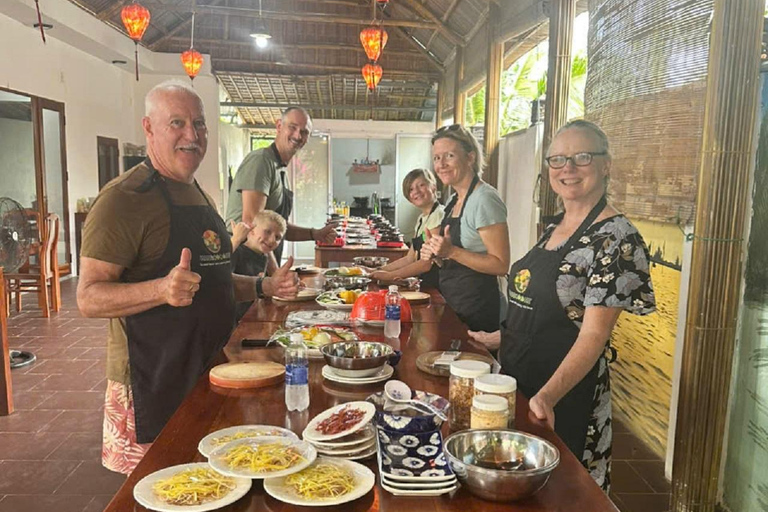 Tour del mercato, giro in barca a cesto e lezione di cucina con HangcoconutCompletamente funzionante