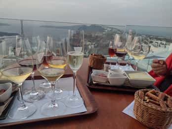 Santorini: 3 vingårdar besök med 11/12 viner Premium provsmakning