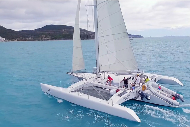 St. Maarten: Crociera in trimarano con snorkeling e pranzoSt. Maarten: crociera in barca a vela su trimarano, snorkeling e pranzo