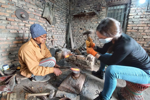 Knivtillverkning (khukuri) med en smed