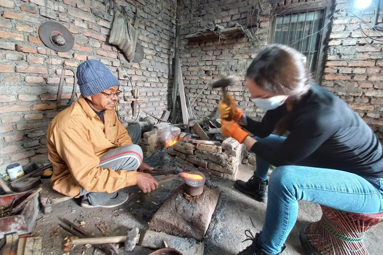 Knivtillverkning (khukuri) med en smed