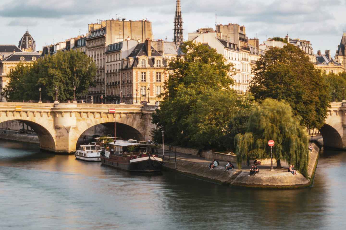 Paris: Happy Hour Evening Cruise on the Seine River