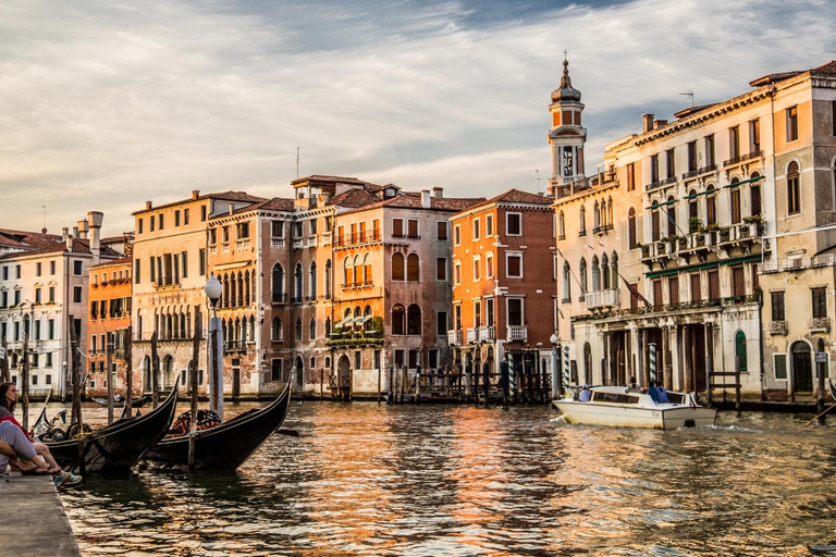 Wenecja: Wspólna gondola przez zapierający dech w piersiach Most WestchnieńWspólna gondola o zachodzie słońca przez zapierający dech w piersiach Most Westchnień