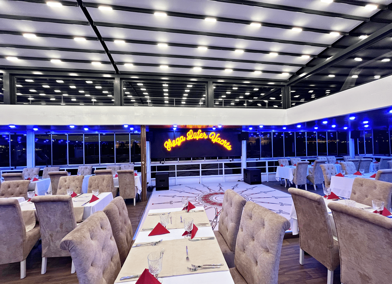 Istanbul: Bosporus-middagscruise og show med privat bord
