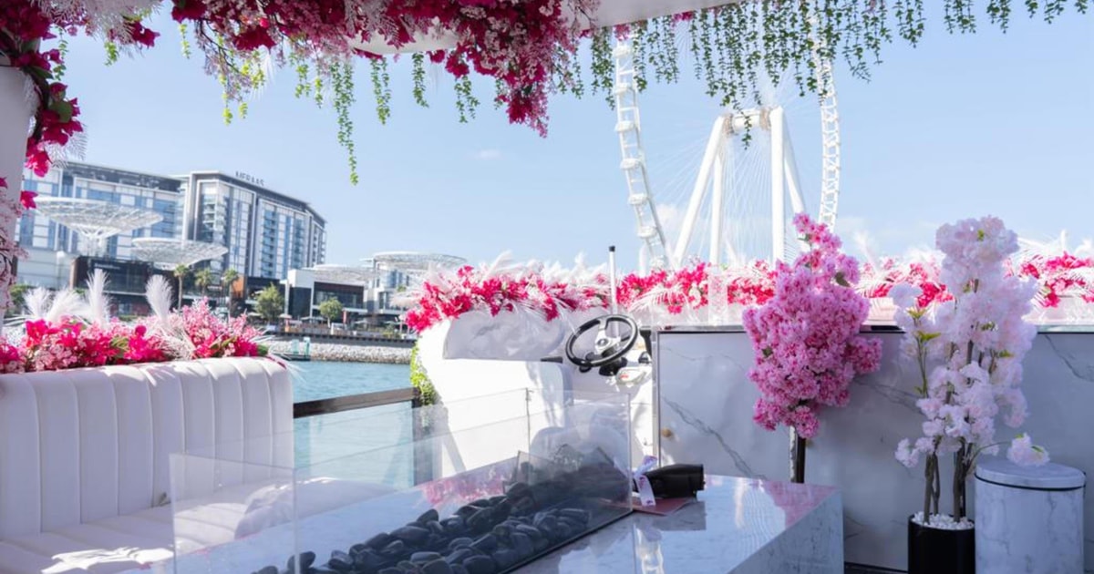 Dubai Marina: Yacht Flower Floating Saloon Tour mit Brunch | GetYourGuide