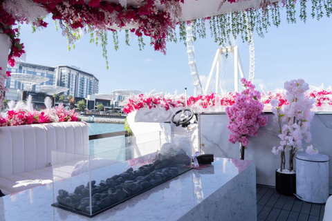 Dubai Marina: Privétour op een luxe bloemenjacht met brunchDubai Marina: Jachttour met Franse bende in bloemenboot