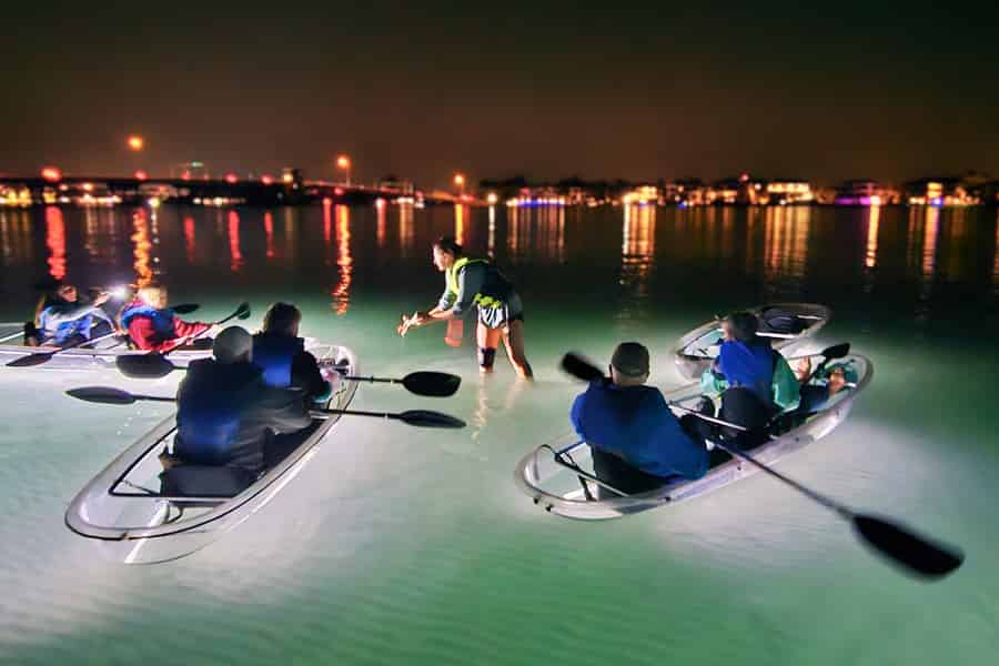 Longboat Key: nächtliche Tour im durchsichtigen Kajak mit LED-Beleuchtung, Sarasota. Foto: GetYourGuide Longboat Key: nächtliche Tour im durchsichtigen Kajak mit LED-Beleuchtung, Sarasota. Foto: GetYourGuide
