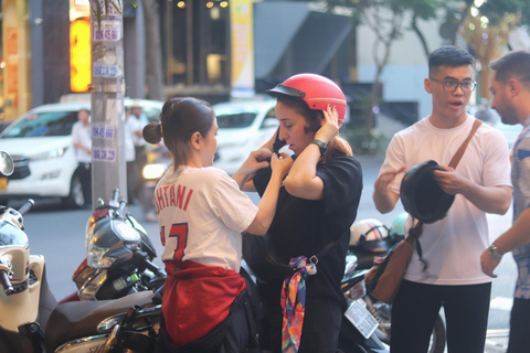 Hô-Chi-Minh-Ville : visite nocturne en Vespa d'époquePoint de rencontre pour les clients séjournant en dehors des districts 1, 3 et 4