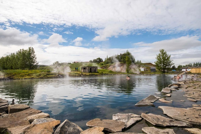 Reykjavík: Golden Circle, Secret Lagoon & Aurora Chase Tour with Pickup from Selected Locations