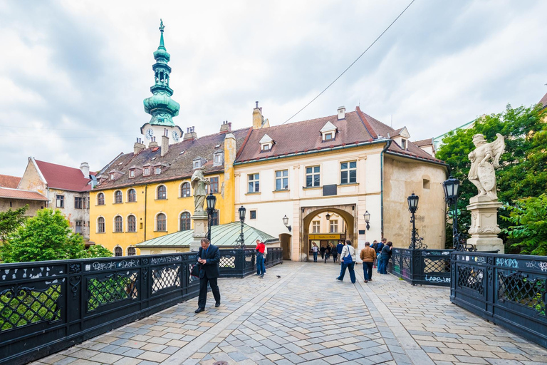 Tour privado a pie por el casco antiguo de Bratislava con crucero por el Danubio