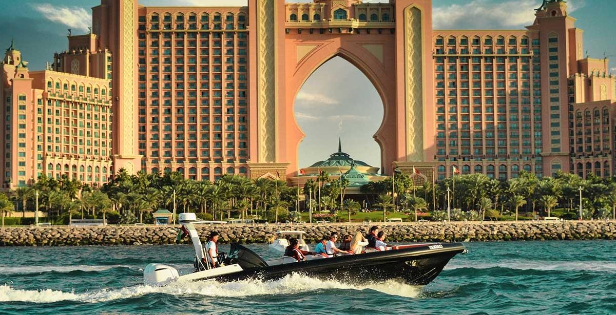 Dubai Marina: Atlantis Sightseeing Luxurious Boat Tour 