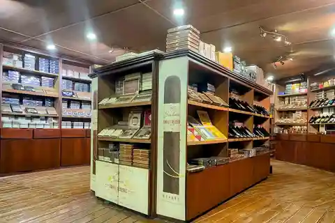 Guided Tour to Don Lucas Cigar Factory & Souvenirs Store