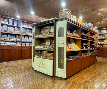 Guided Tour to Don Lucas Cigar Factory & Souvenirs Store