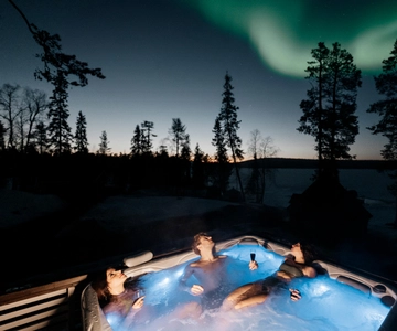 Rovaniemi: Northern Lights Trip with Arctic Sauna & Jacuzzi