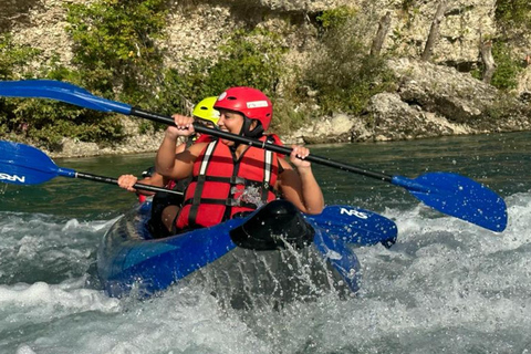 Kajakpaddling i floden Viosa - AlbanienGjirokastra:Kajakpaddling i floden Viosa