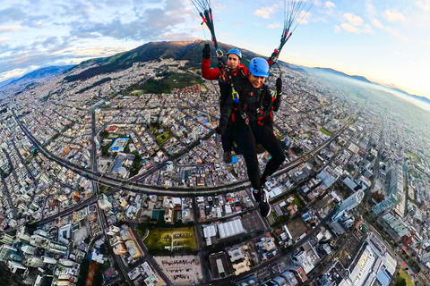 Quito: Paragliding Flight from the Teleférico with 360 Video