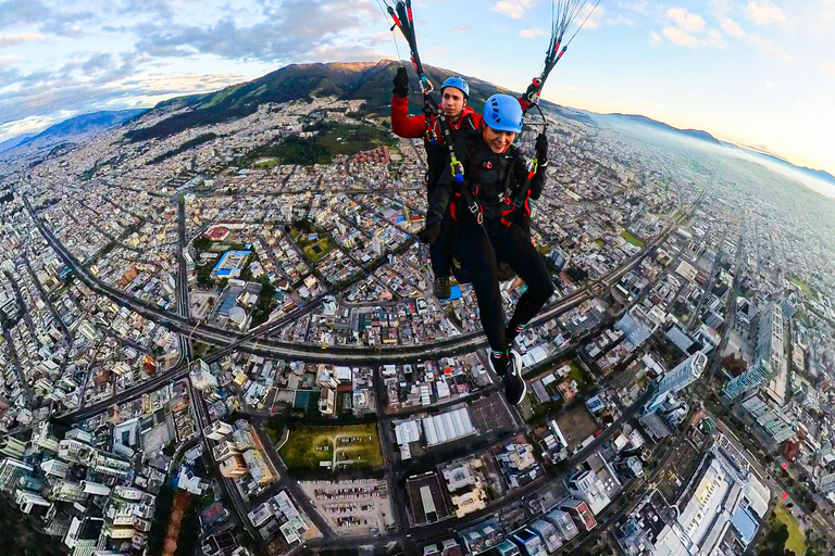 Quito: Paragliding Flight from the Teleférico with 360 Video