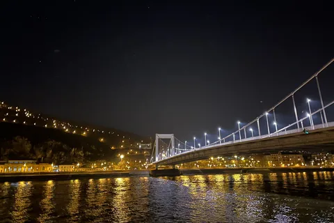 Croisière nocturne en bateau à Budapest avec un verre et votre propre chauffeur