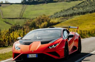 Siena: Fahrt mit einem (Super-)Auto und Weinprobe in Casanova di Neri