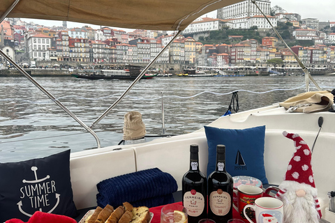 Porto: Cruzeiro de Natal num barco de luxo no rio Douro com provas de vinhoCruzeiro partilhado. Grupo reduzido