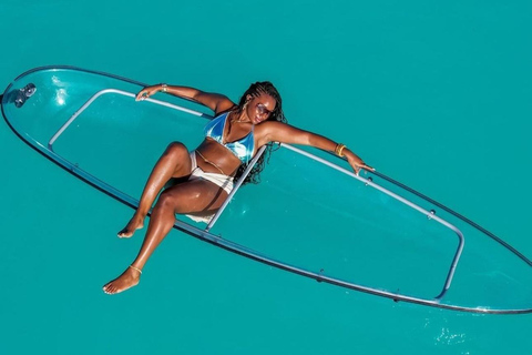 La playa de Kendwa; Un kayak transparenteDespejar el kayak con Fotografía con dron