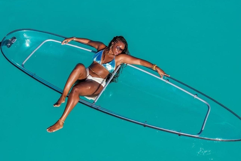 spiaggia di kendwa; un kayak trasparente e trasparenteKayak trasparente con la fotografia del drone