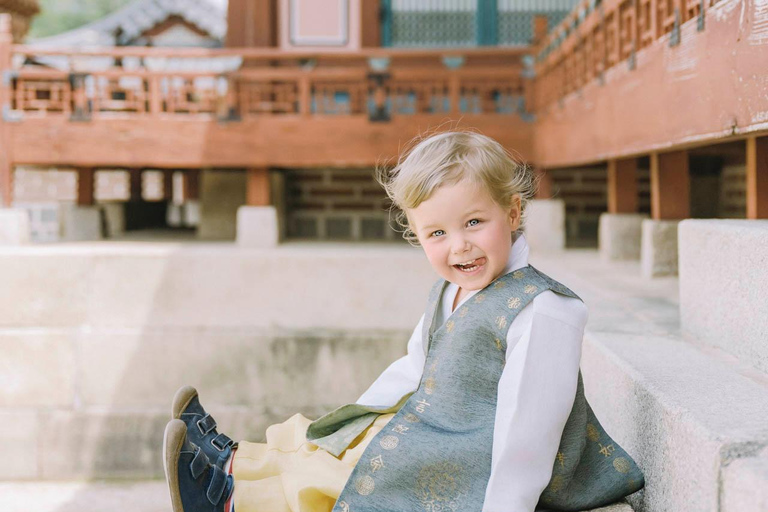 Storytelling Hanbok Photography at Royal Palace Private Group Photography Session