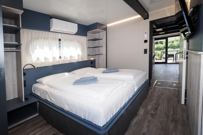 A picturesque ride on the Danube with our houseboat A picturesque trip on the Danube with our houseboat