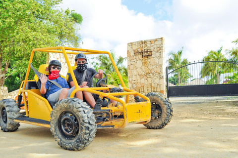 buggy ride through the Dominican countrysideBuggyfahrt durch die dominikanische Landschaft