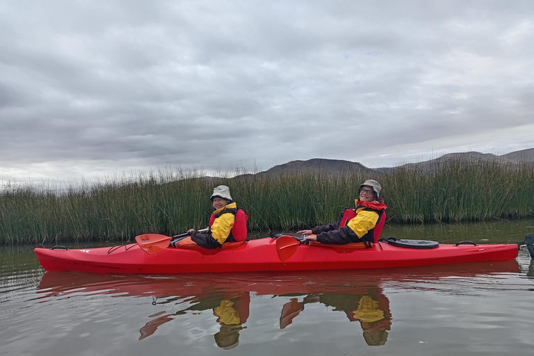 Kajakfahrt am Morgen auf dem TiticacaseeKajakfahren am Morgen auf dem Titicacasee
