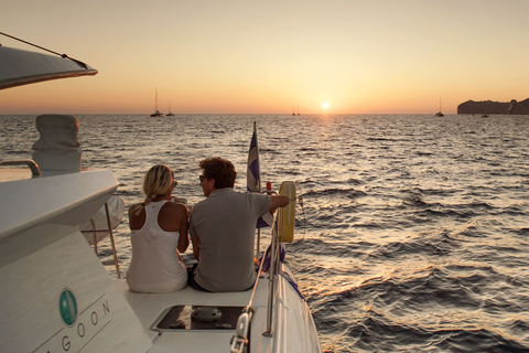 Santorin: All-inclusive-Katamaran-Kreuzfahrt mit Thirassia-StoppBootsfahrt bei Sonnenuntergang