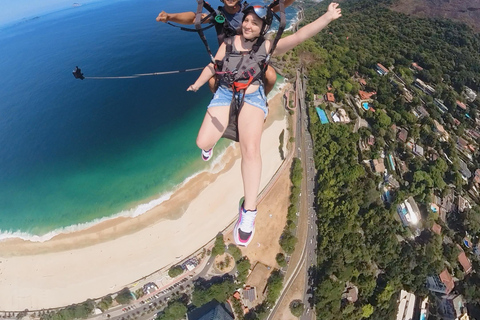 Paragliding flight with the most beautiful view of Rio de Janeiro Paragliding with the most beautiful view of Rio de Janeiro