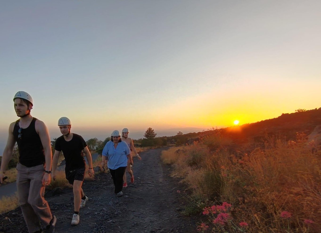 Taormina: Solnedgangstur til Etna med besøg i en grotte og smagsprøver