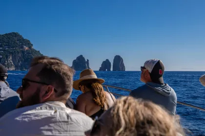 Von Sorrento aus: Capri Bootstour mit Schwimmen und 3-stündigem Stopp
