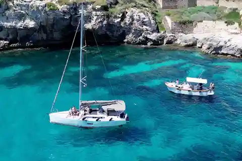 Cagliari: Tour in barca a vela con 4 scali, snorkeling e prosecco