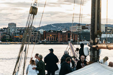 Oslo: Crucero nocturno por los fiordos con buffet de gambasOslo: tour a pie y fiordos en barco con bufé de gambas