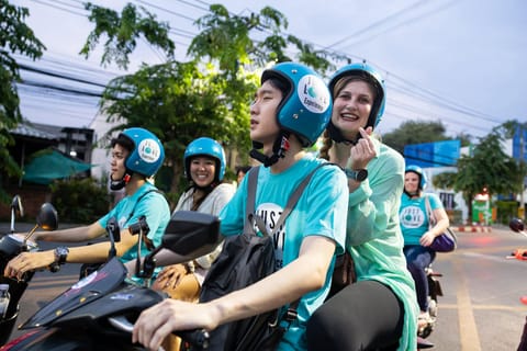 Chiang Mai: Street Food Tour by Motorbike with Local Guide