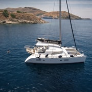 Kalamata: Private or Shared Catamaran Cruise with Meal