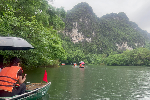 Ninh Bình: Bai Dinh, Trang An en Mua Cave dag privétourNinh Bình: Bai Dinh, Trang An en Mua Cave op de motor