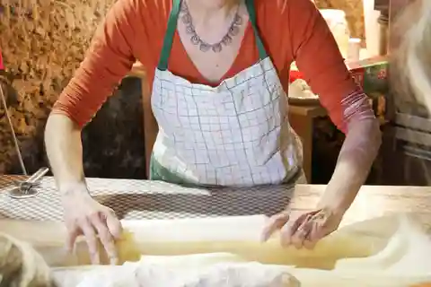 MONDSEE: The Strudelgirl - bake your Apple Strudel Dream