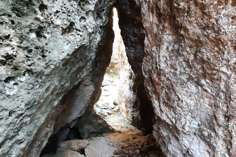 Gozo Ontsluierd: Wandeltocht met gids en boulderen