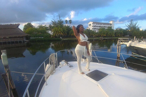Cancún: Tour privado en yate a Isla Mujeres con snorkel #GMBSR41