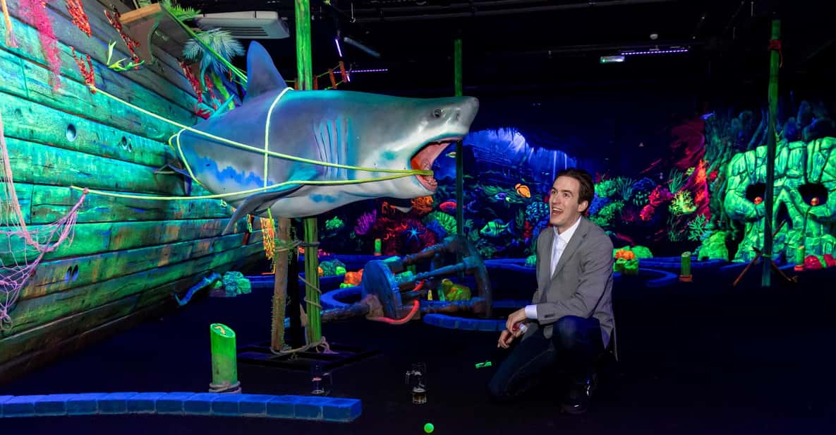 Afbeelding 8 van Aloha Amsterdam: 12-Hole Glow-in-the-Dark Minigolf
