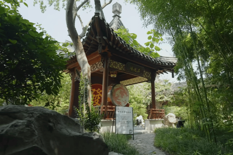 Yangzhou Nanhe Music Feast：Ancient Immersive Dining + Dance Ancient-Style Costume&Styling Experience (No Meals Included)