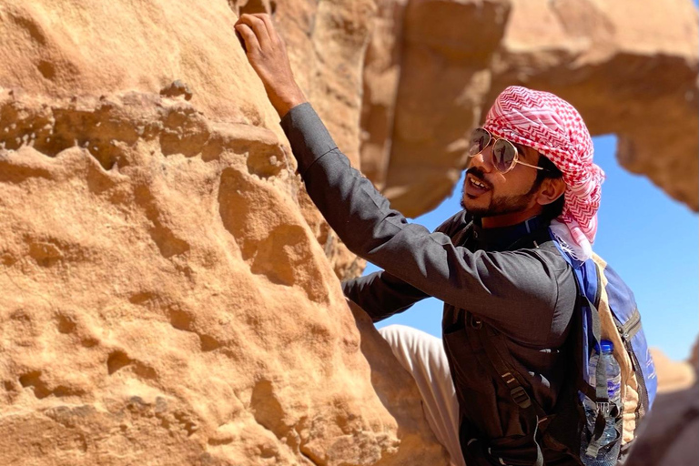 Wadi Rum : Randonnée et ascension du mont Burdah + déjeuner traditionnel