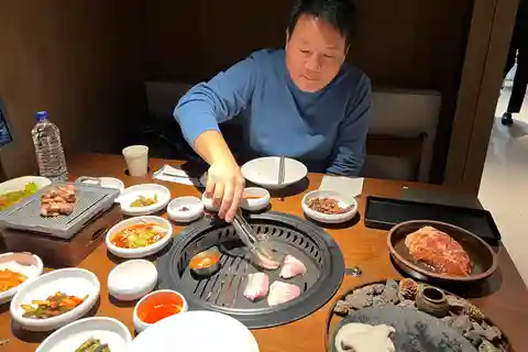 Seoul: Learn How to Korean BBQ at Fancy BBQ Restaurant!